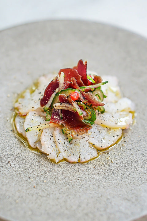 Recept: Honung- & Röda Vinbärsgravad Kolja toppad med Torkat Renkött, gurka och salladslök