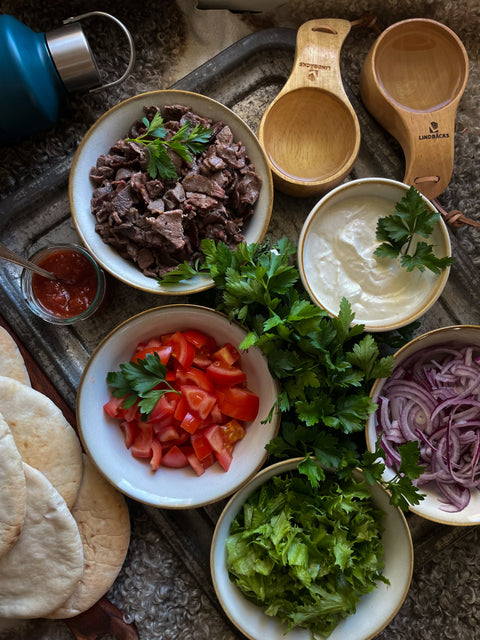 Recept: Suovas i pitabröd med fräscha grönsaker och vitlöksdressing