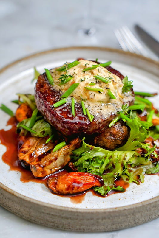 Recept: Gurpa med rostade rotfrukter, blåbärssås och karamelliserat löksmör med timjan