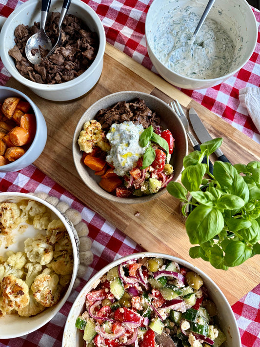 Recept: Bowl med Renskavs-gyros, Grekisk Sallad och Ört-tzatziki