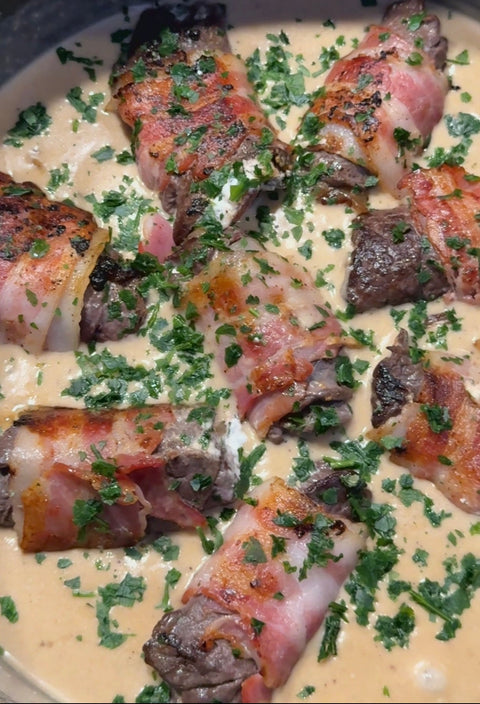 Recept: Renköttsrulader med färskost, karamelliserad lök och bacon i gräddsås