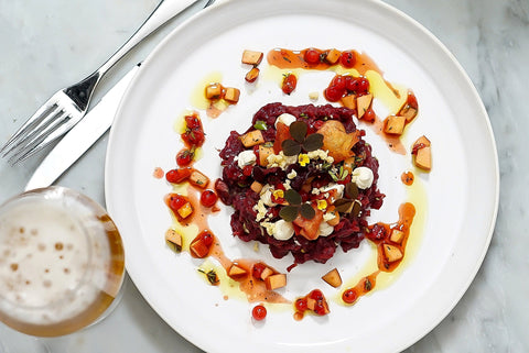 Recept: Råbiff på ren med västerbottenskräm och chili-marinerade vinbär och äpplen