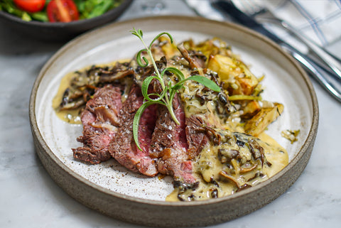 Recept: Grillad älgentrecôte med kantarell- och tryffelbéarnaise samt rostad purjolöks- och rosmarinpotatis