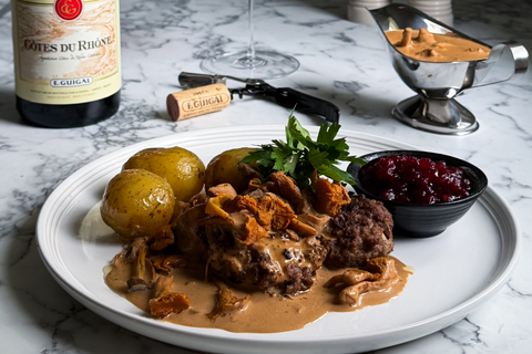 Recept: Älgfärsbiffar med krämig kantarellsås och ugnsrostad potatis