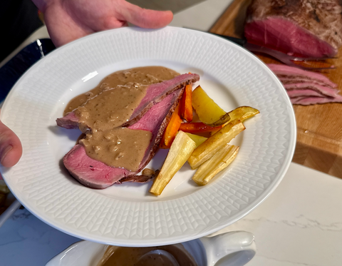 Recept: Älgstek med ugnsgrönsaker och konjaksås