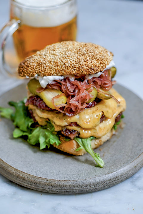 Recept: Smashad Trippel Gurpa Monsterburgare med Pepper Jack-ost, blåbärspicklad sötlök och senapsfärskost