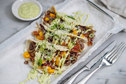 Recept: Tacos med Suovas Renskav, karamelliserad lök, mangosalsa och grönärtskräm med Västerbottenost